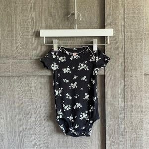 $3 Add-on⭐️NWOT Carter’s black/white floral onesie